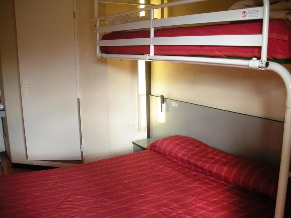 Premiere Classe Évreux Exterior foto A typical room at a youth hostel