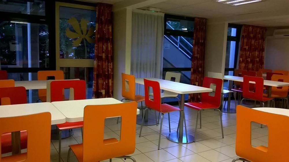 Premiere Classe Évreux Exterior foto The interior of a typical McDonald's restaurant