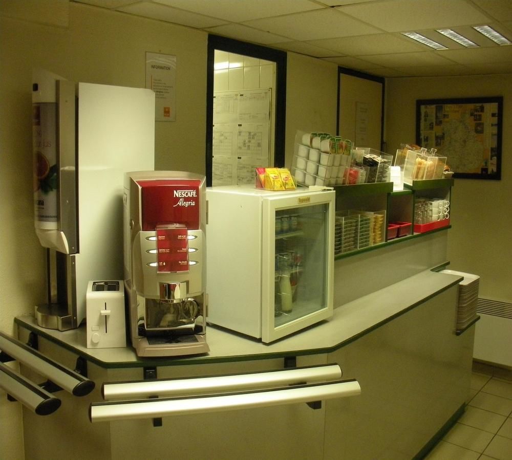 Premiere Classe Évreux Exterior foto A coffee machine in a hospital