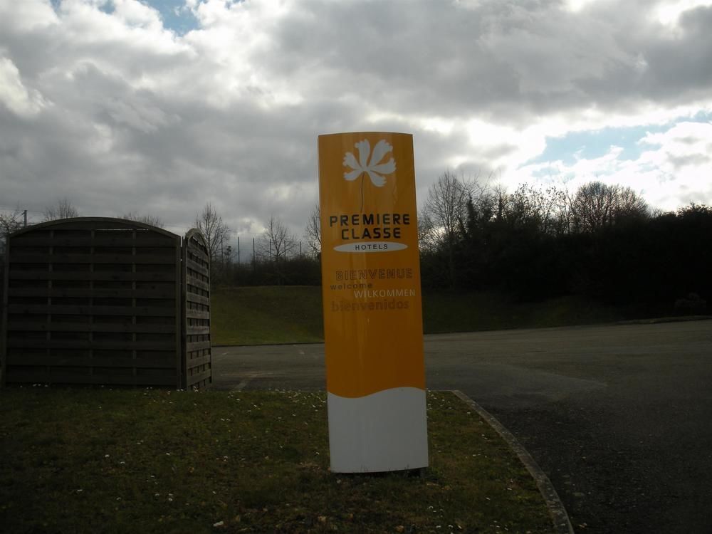 Premiere Classe Évreux Exterior foto Entrance to the school