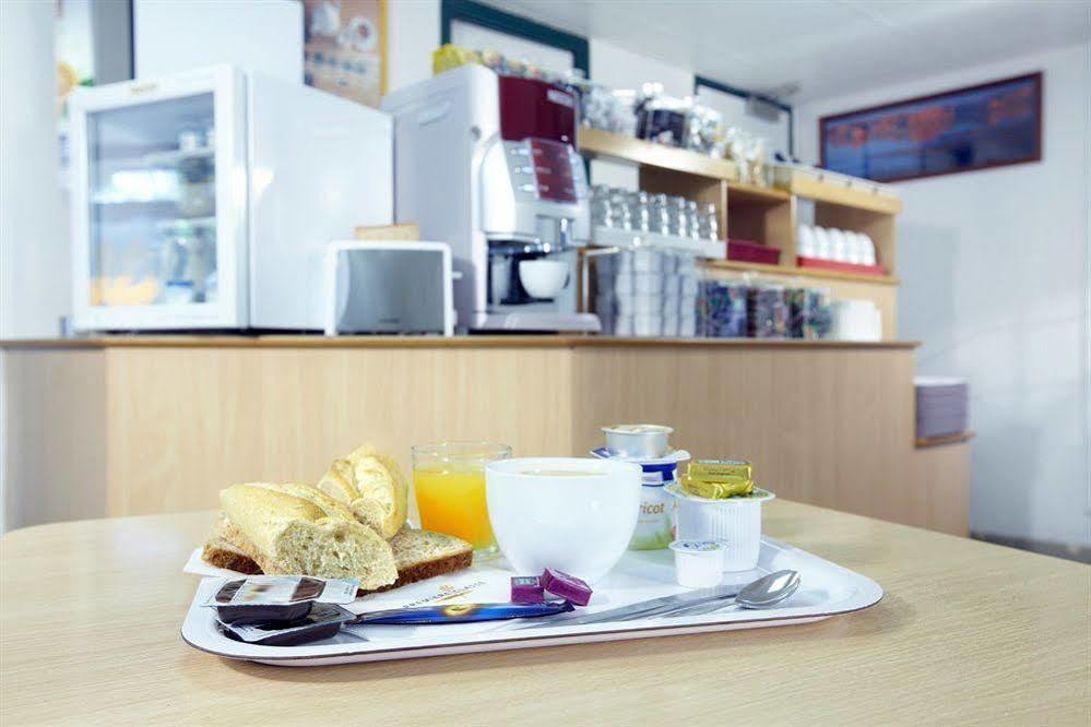 Premiere Classe Évreux Exterior foto A typical breakfast at a German hotel