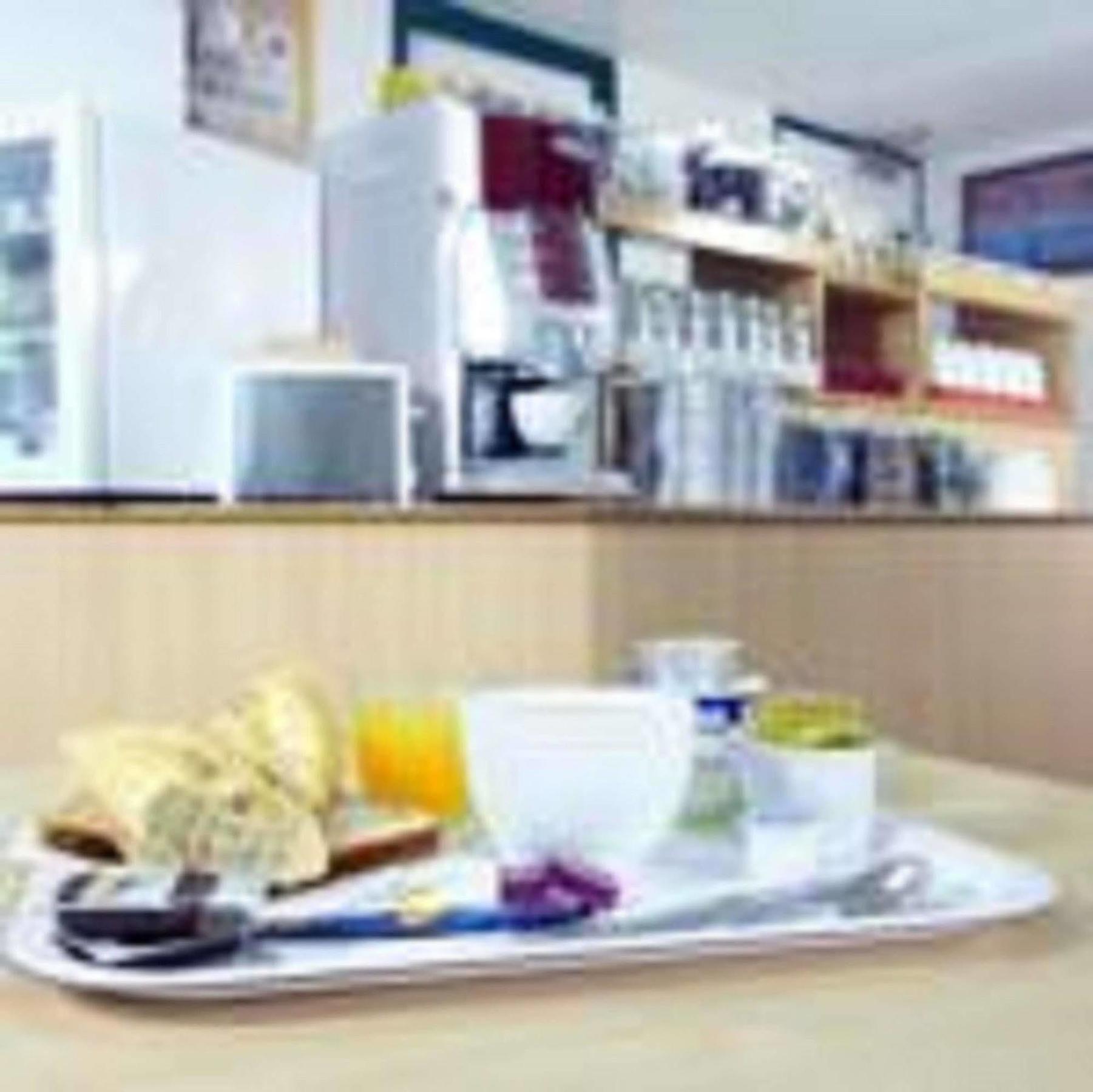 Premiere Classe Évreux Exterior foto A typical meal at a hospital