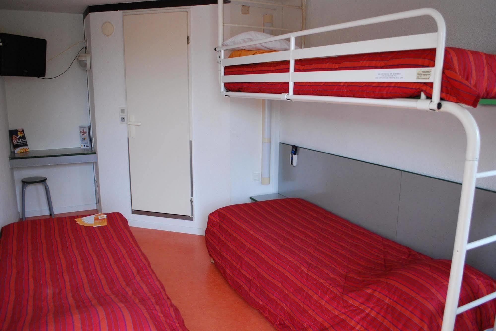 Premiere Classe Évreux Exterior foto A typical room at a youth hostel
