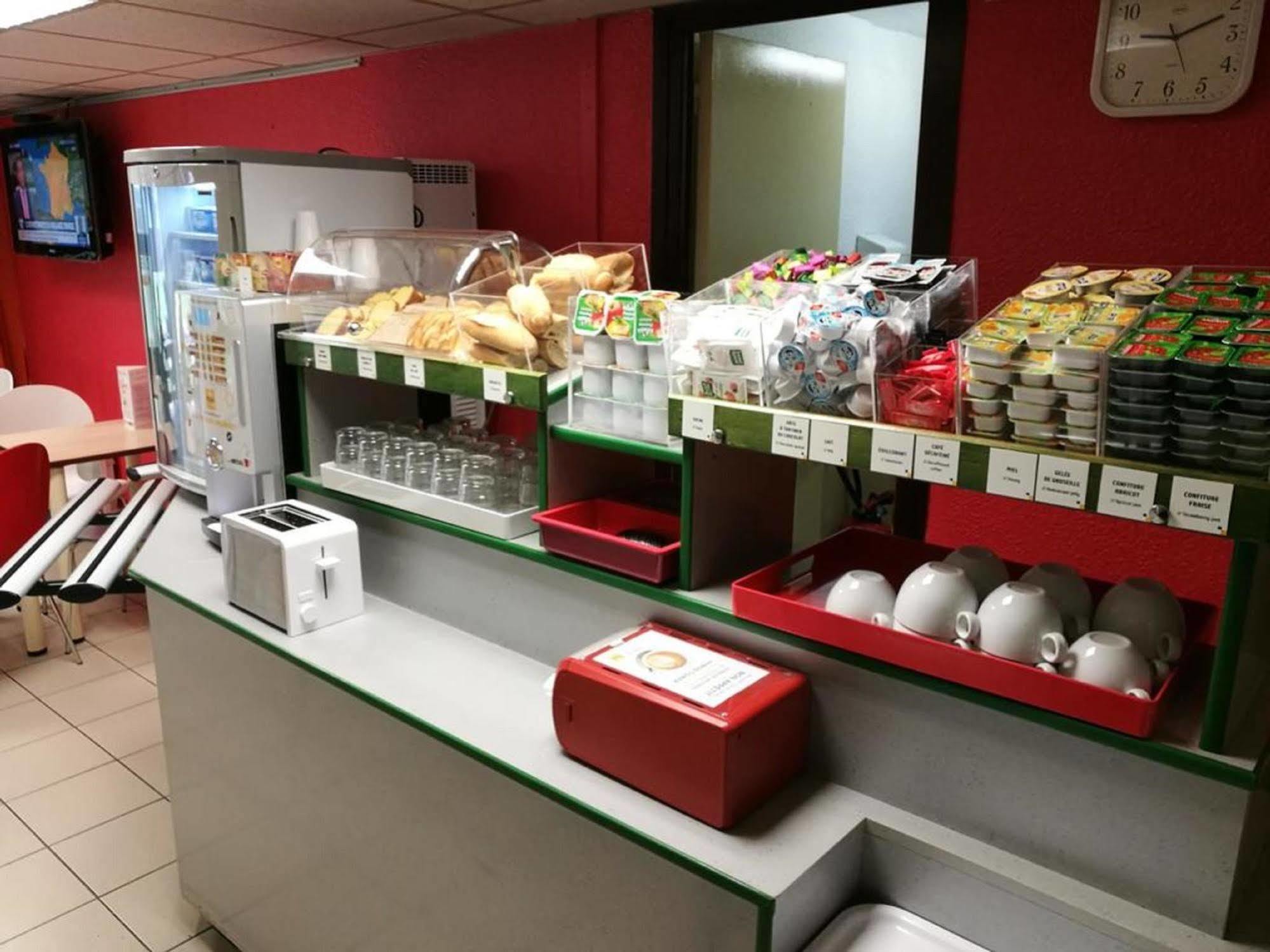 Premiere Classe Évreux Exterior foto The interior of a typical sandwich shop