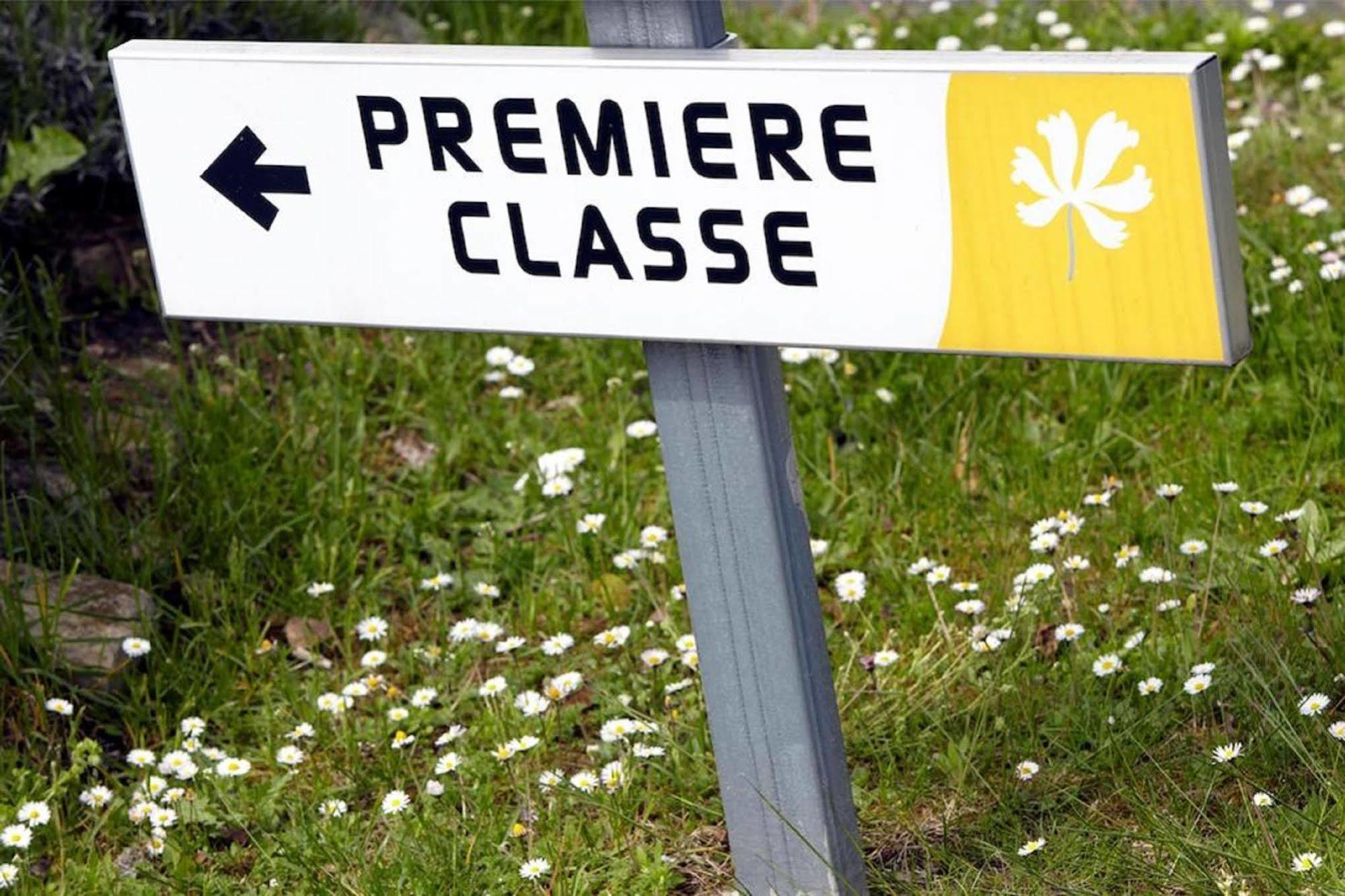 Premiere Classe Évreux Exterior foto A sign for the route